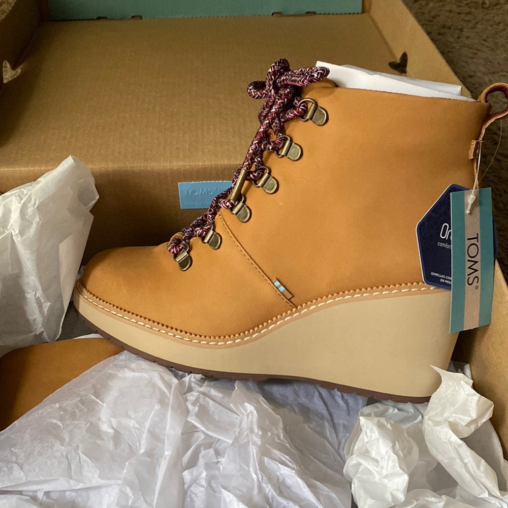 NWT TOMS MELROSE WEDGE BOOT SZ 6 TAN